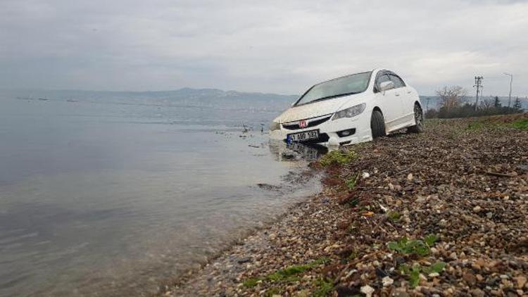 Otomobil, deniz kıyısında çamura saplanmış bulundu