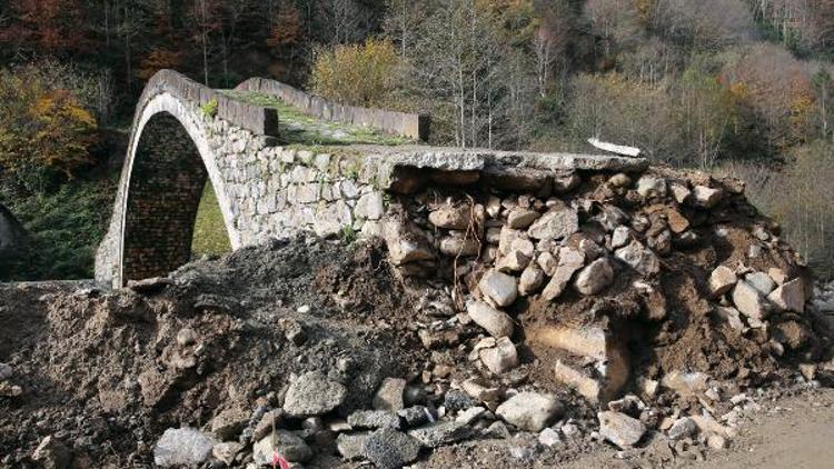 300 yıllık kemer köprü, yol çalışmasında hasar gördü