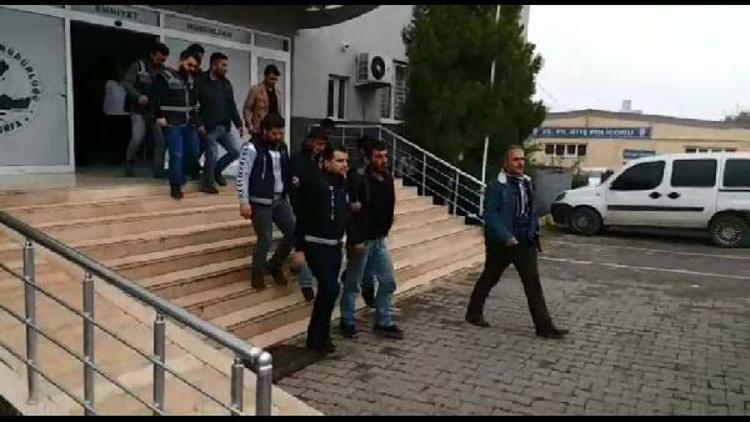 Polis, aranan şüphelileri masa altı ve çatıdan kaçarken yakaladı