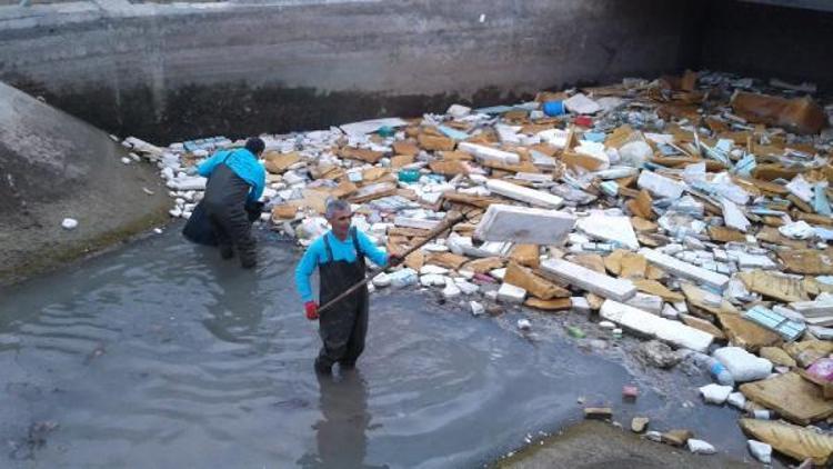 Büyükşehir Belediyesi sulama kanallarında temizlik yaptı