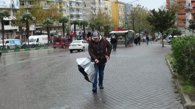 Bursa’da etkili olan lodos vatandaşa zor anlar yaşattı