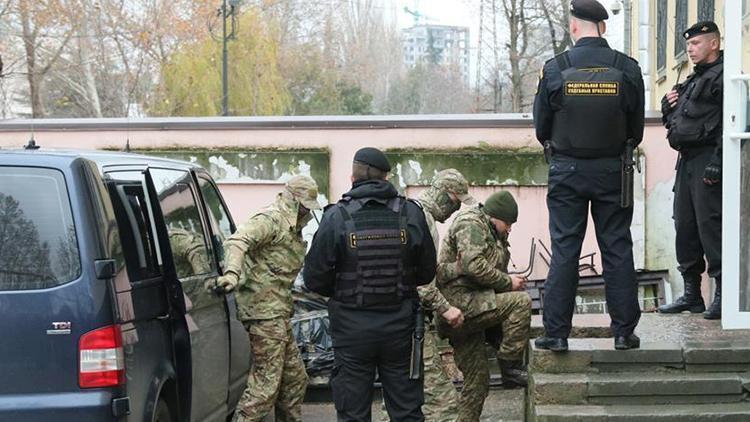 Rusya gözaltındaki Ukrayna askerlerini tutuklamaya devam ediyor