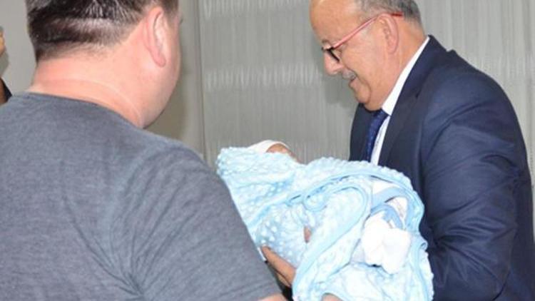 Belediye başkanı, yeni doğan bebeğe isim koydu