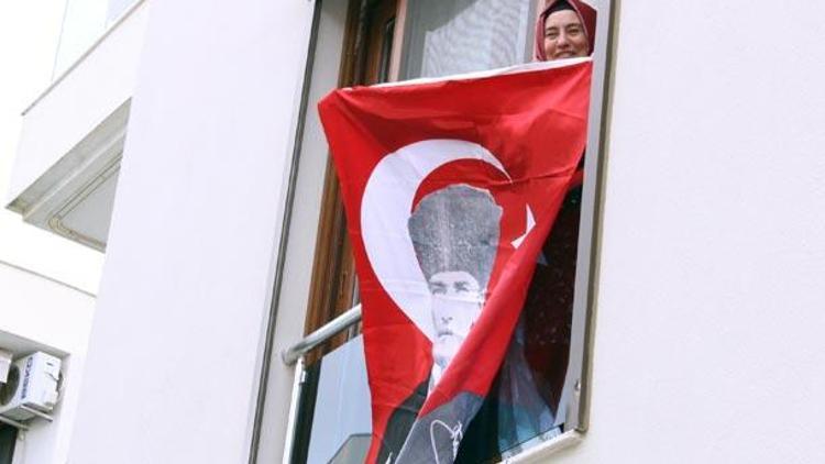 Haberi alır almaz Türk bayrağını astı: Teröristin ölümü bayramımız oldu