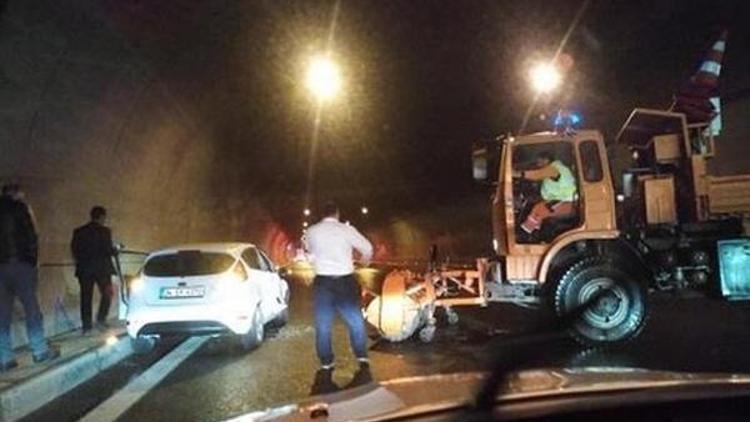 İzmirde, tünelde devrilen TIRın sürücüsü yaralandı