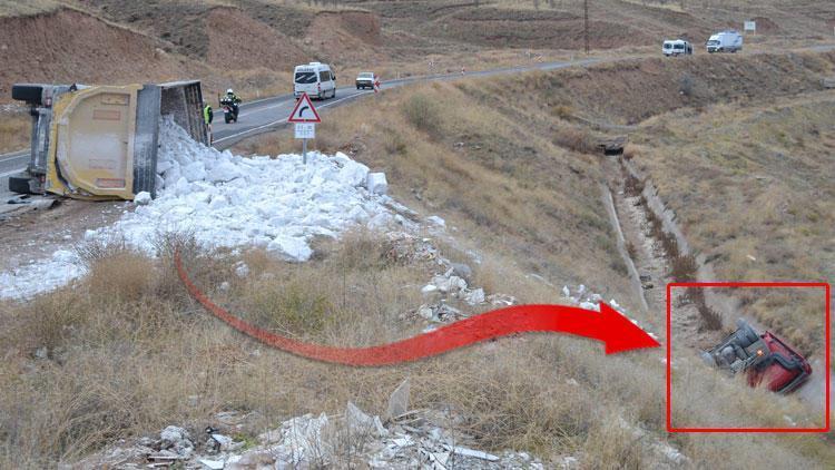 Hafriyat kamyonu devrilince ikiye bölündü