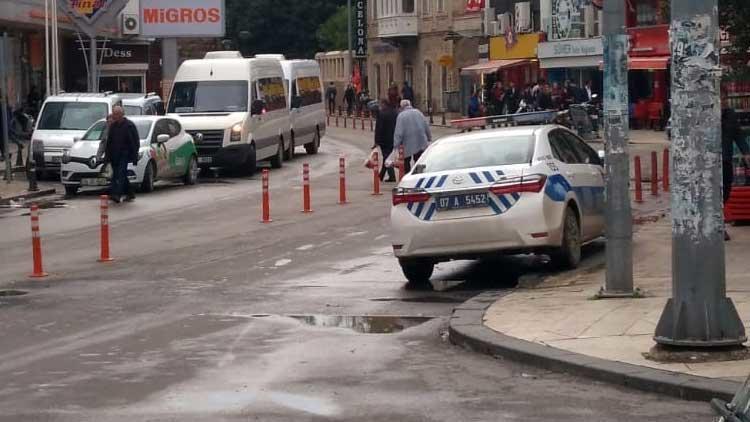 Kaldırıma park eden trafik polisine ceza