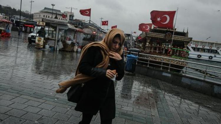 Fotoğraflar// İstanbulda soğuk ve yağışlı hava etkili oluyor