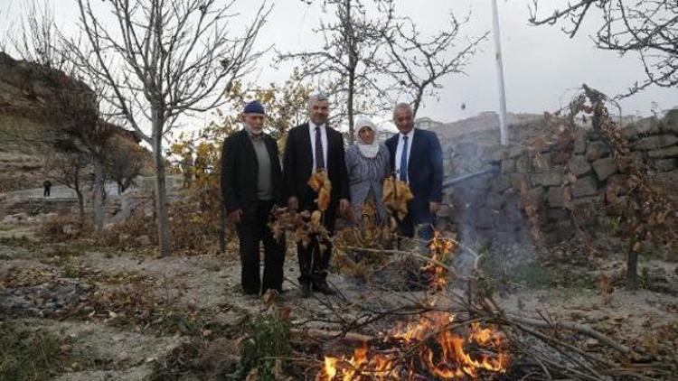 Başkan Çelik, yol yapıyor, gönül alıyor