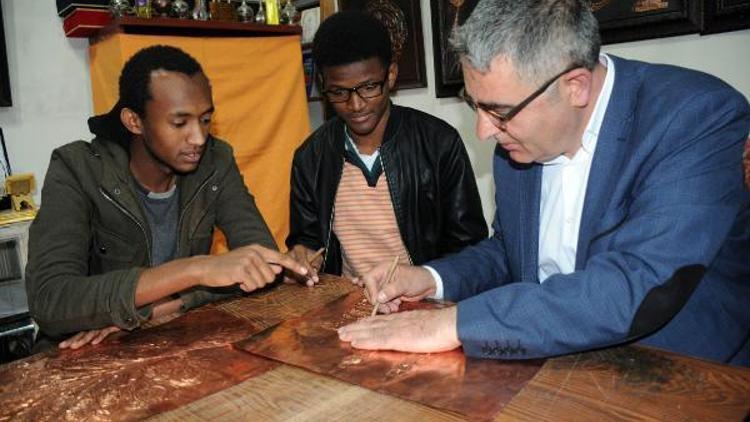 Afrikalı öğrenciler, Sivasta kabartma sanatını öğreniyor