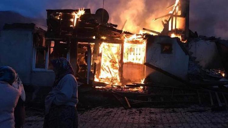Sivasta alevlerin sıçradığı 8 ev yandı