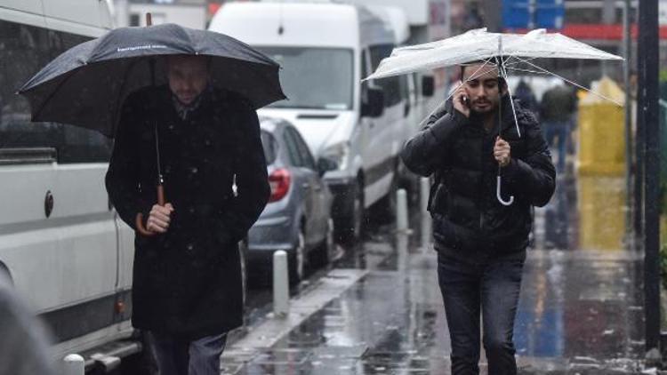 Fotoğraflar// İstanbulda şiddetli rüzgar ve yağmur vatandaşlara zor anlar yaşattı