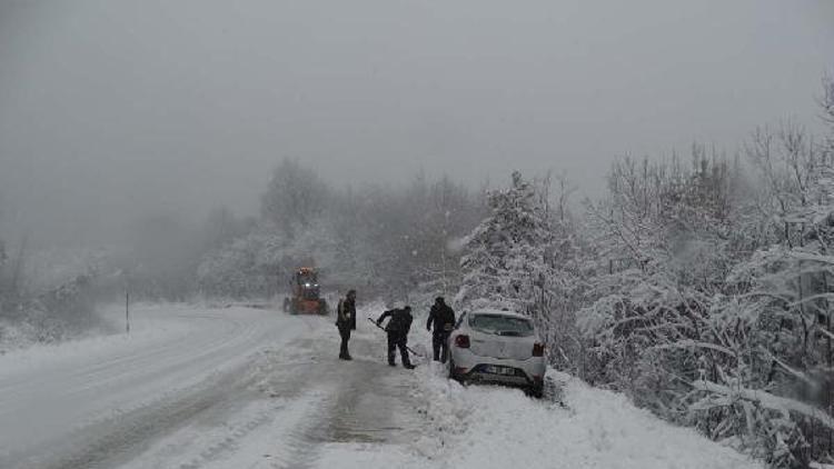 Domaniçte kar yağışı sürücüleri zorladı