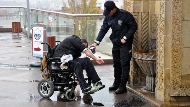 Tekerlekli sandalyedeki engelli, polisin yardımıyla abdest aldı
