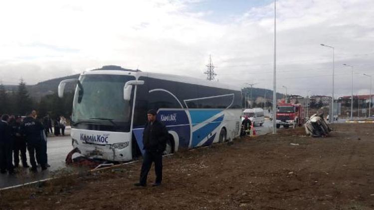 Otomobile yolcu otobüsü çarptı: 1 ölü, 3 yaralı