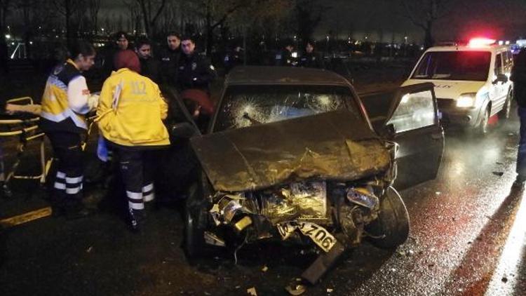 Ankarada hırsızlar polisten kaçarken kaza yaptı: 1i polis 3 yaralı