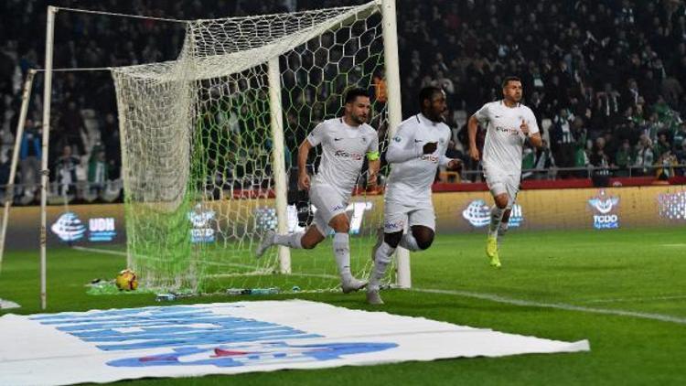 Atiker Konyasporlu futbolcular 3 puan aldıkları için mutlu