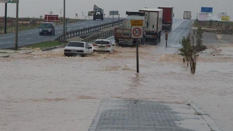 Nusaybin yağmurla göle döndü