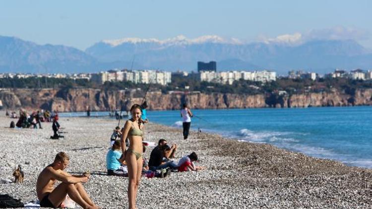 Antalyada kar manzarası eşliğinde deniz keyfi