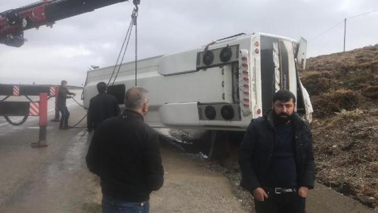 Karlıovada yolcu otobüsü devrildi: 3 yaralı