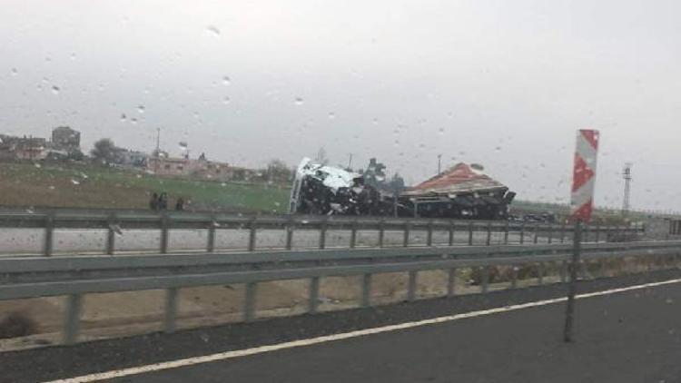 TIR devrildi, dorsedeki çok sayıda araç aküsü kırıldı