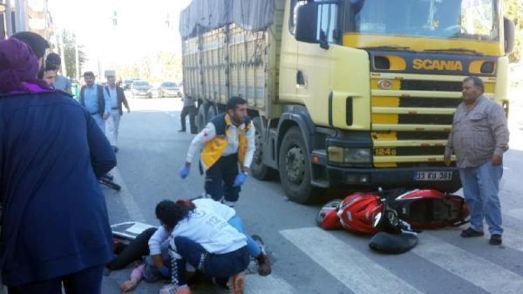 Kamyonun çarptığı motosikletin sürücüsü Selvinaz, ağır yaralandı