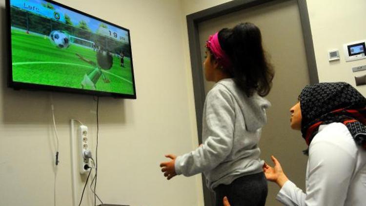 Çocuklara sanal gerçeklik oyunu ile fizik tedavi