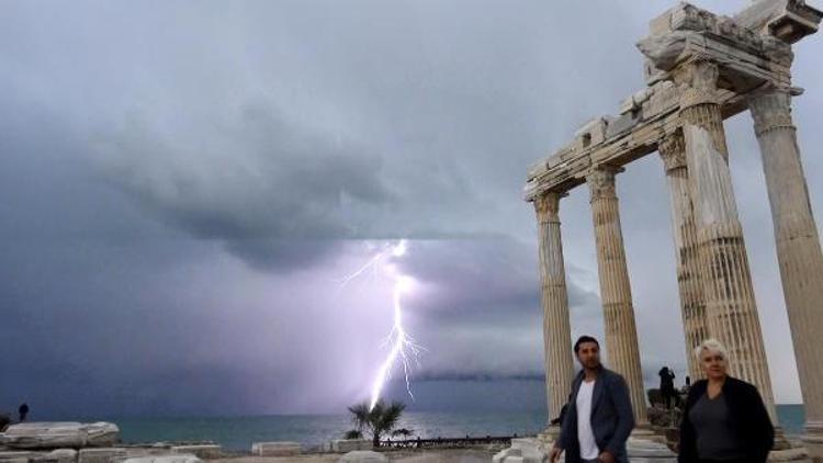 Apollon Tapınağında şimşek şöleni