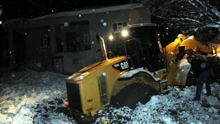 Yüksekovada köy yolunu açan iş makinesi çamura saplandı