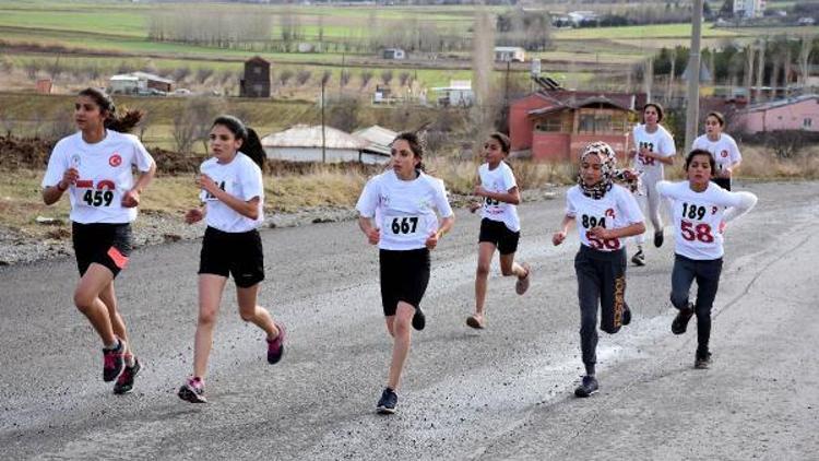 Gardiyan atletin, oğlu anısına düzenlediği geleneksel maraton koşuldu