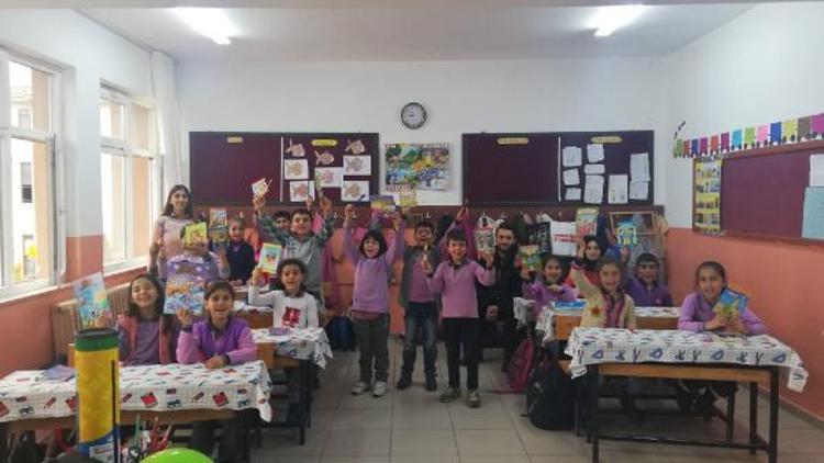 Üniversite öğrencilerden ilkokullu miniklere ‘kitap okuma alışkanlığı’ kampanyası