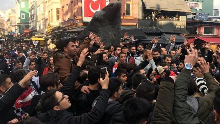 Beşiktaşlı taraftarlar galibiyeti kutladı