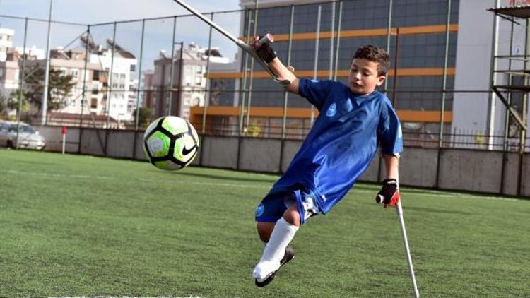 Koltuk değnekleriyle hayata çalım atıyor