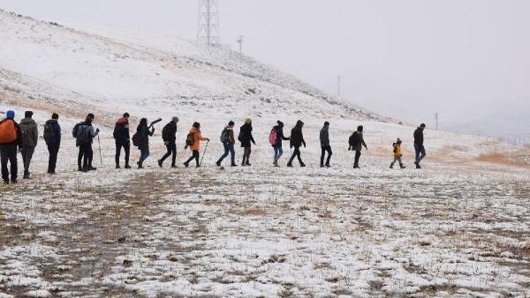 Hakkaride lise öğrenciler karlı yaylalarda doğa yürüyüşü yaptı
