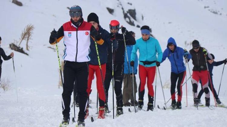 Bitlise kar yağmayınca kayakçılar, antreman için 2 bin 500 rakımlı Nemrut’a gitti