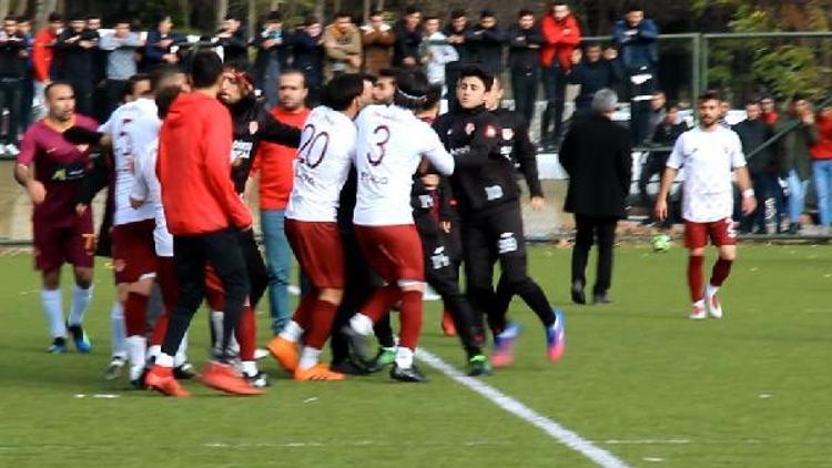 Amatör maçta futbolcular yumruk yumruğa kavga etti, 5 kırmızı kart çıktı