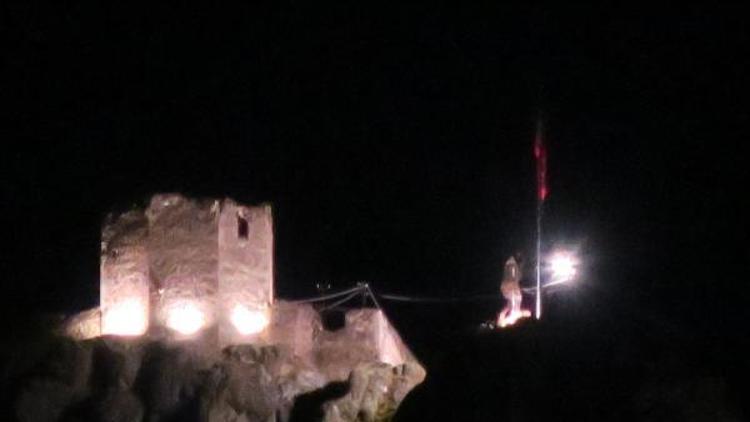 Tarihi Şebinkarahisar Kalesi ışıklandırıldı