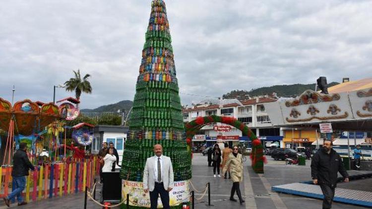 Farkındalık için atık malzemelerle Noel ağacı yaptılar