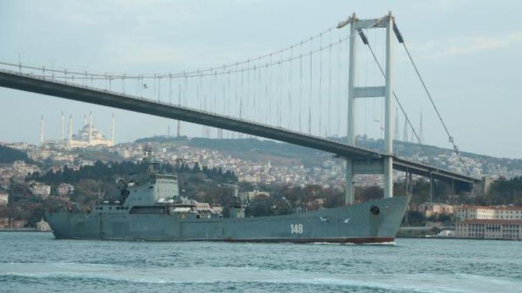 Rus savaş gemisi İstanbul Boğazından geçti