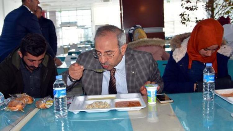 YYÜ Rektörü Battal, zehirlenme olayından sonra öğrencilerle birlikte yemek yedi