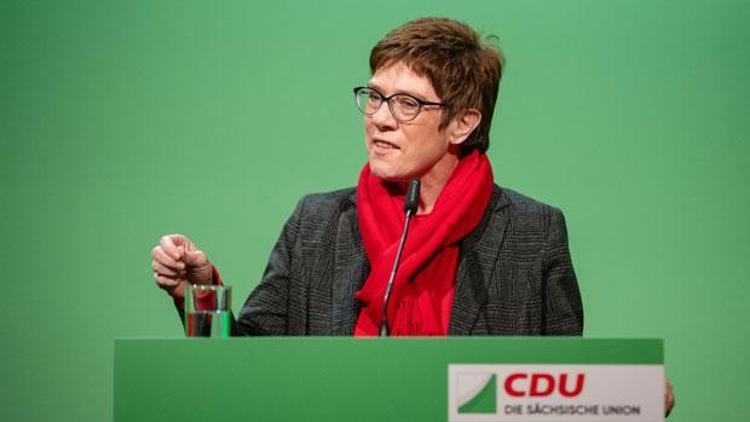 Karrenbauer: Merkel’in kalması için elimden gelen her şeyi yaparım