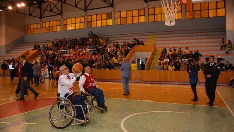 Niğde protokolü, tekerlekli sandalyede basketbol maçı yaptı
