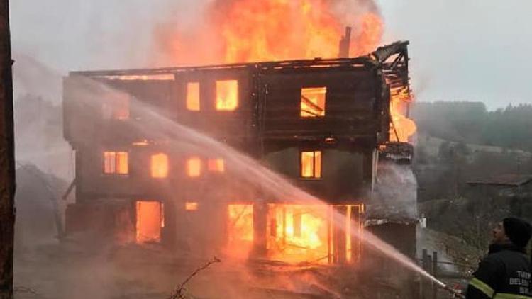 Kastamonuda 3 katlı ahşap ev yandı