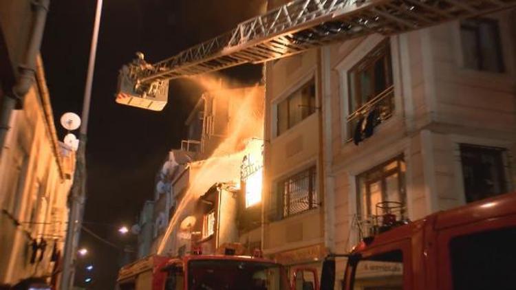 Beyoğlunda 3 katlı bina alev alev yandı