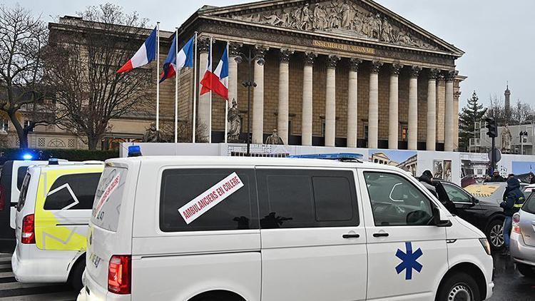 Pariste Ulusal Meclisin önünde ambulans yakıldı