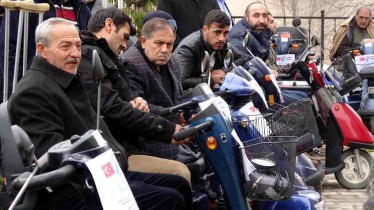 Validen engellilere trafik polisi ve hız uyarısı