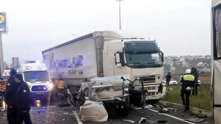 TIR, kırmızı ışıkta bekleyen araçlara çarptı: 10 yaralı