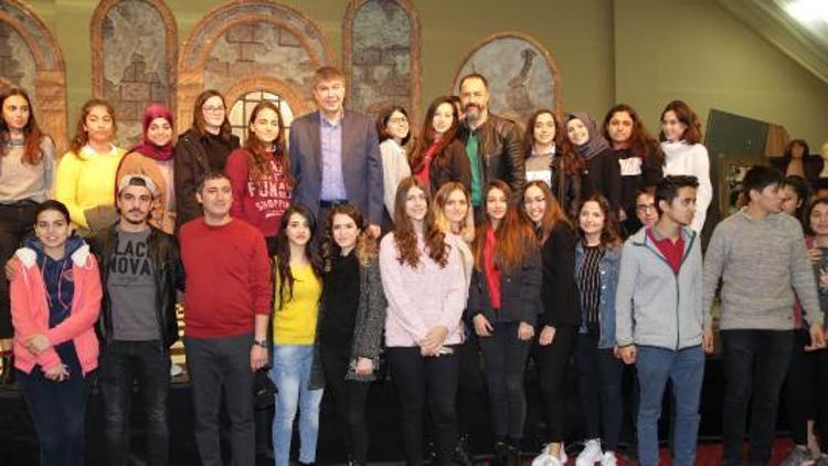 Başkan Türel, Kemerde lise öğrencileri ile tiyatroda buluştu