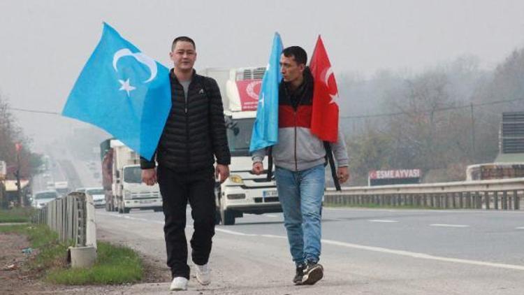 İstanbuldan Ankaraya yürüyen 2 Uygur Türkü, Sakaryada
