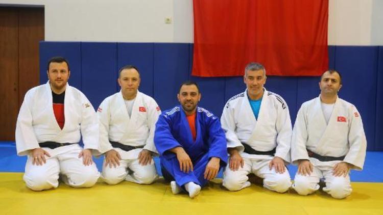 Bakan Yardımcısı Yerlikaya, milli judocuların antrenmanını ziyaret etti